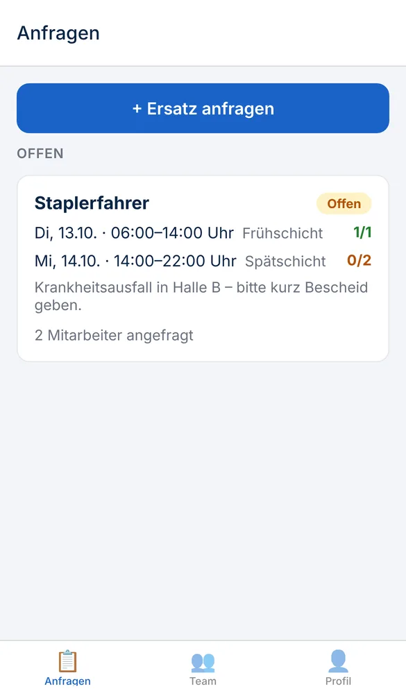 App-Ansicht für Schichtleiter: offene Ersatzanfrage für Staplerfahrer mit zwei Schichten und Besetzungsstand.